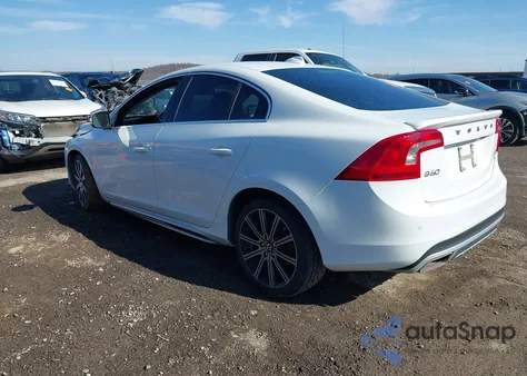 2014 Volvo S60 T6/T6 Platinum/T6 Premier Plus/T6 R-Design/T6 R-Design Platinum z USA, uszkodzony, nr VIN YV1902FH2E2274290